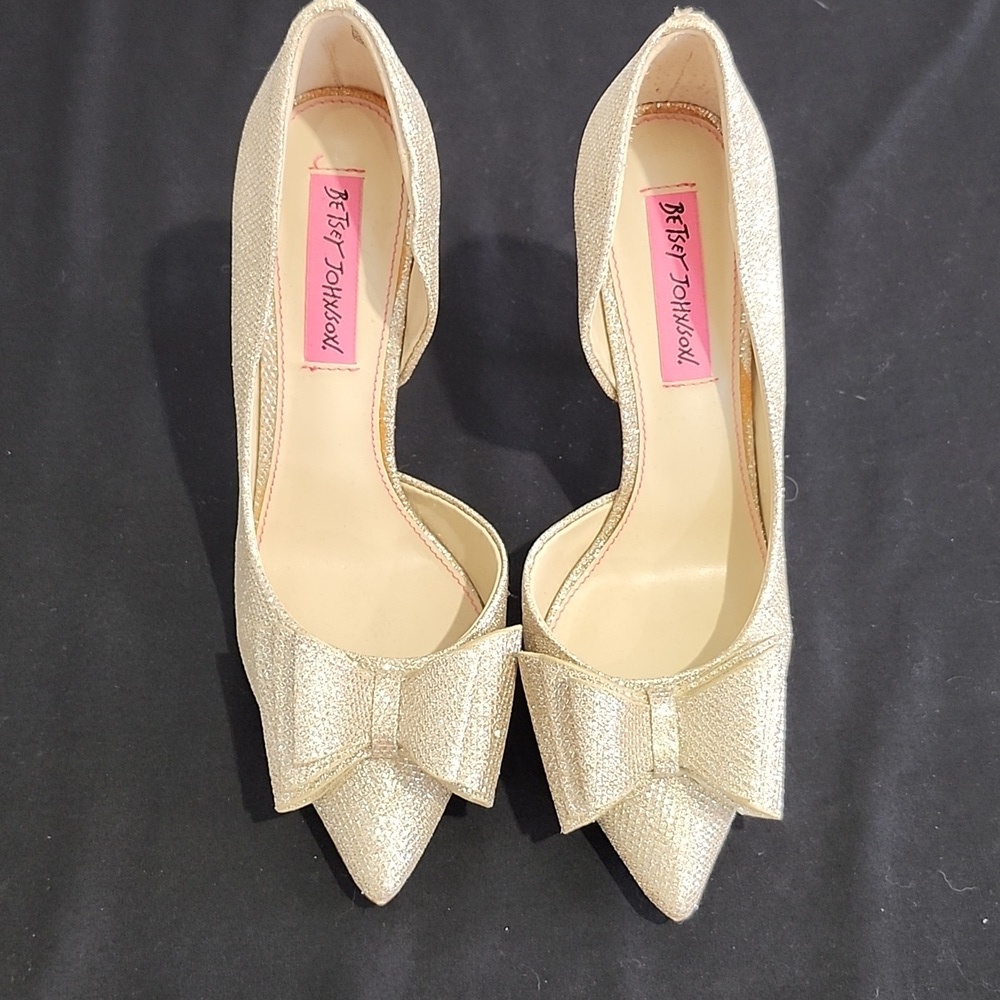 Betsey Johnson Prince Gold Glitter 4" Heel D'Orsay Pump with Bow Accent Size 6.5 - Picture 3 of 7